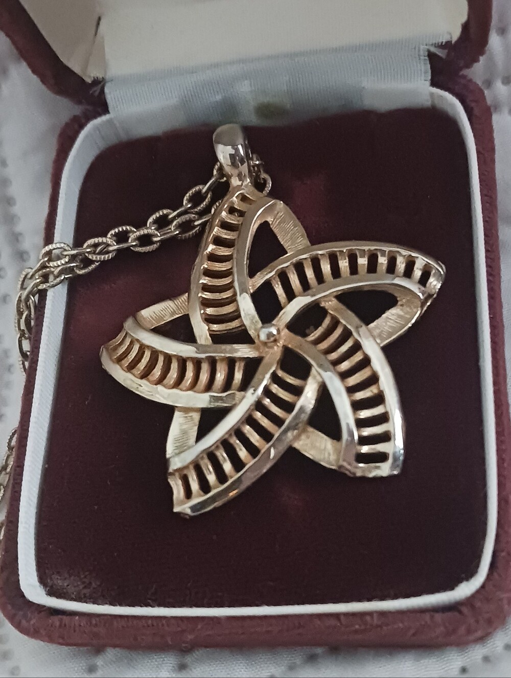 Sarah Coventry Necklace Vintage Star Pendant Goldtone Chain Women's Jewelry